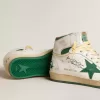 Sky-Star aus weißem Leder mit grünem Lederstern Sky-Star aus weißem Leder mit grünem Lederstern