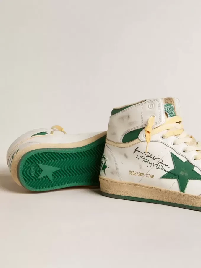 Sky-Star aus weißem Leder mit grünem Lederstern Sky-Star aus weißem Leder mit grünem Lederstern