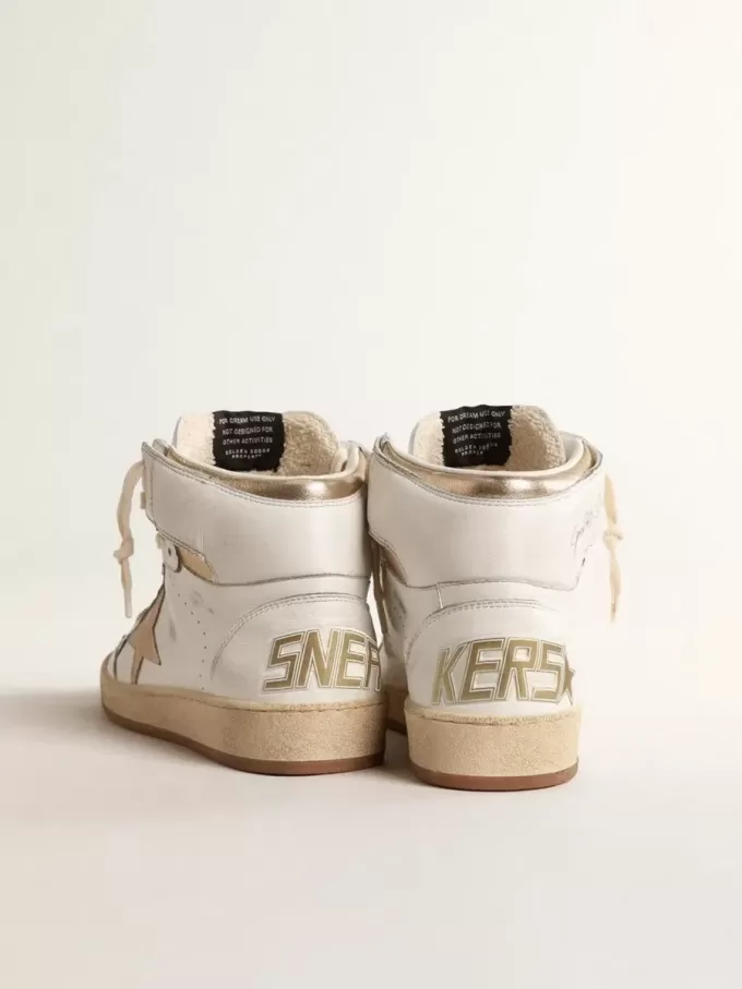 Sky-Star aus weißem Nappaleder mit goldfarbenem Metallic-Lederstern und Fersenlasche