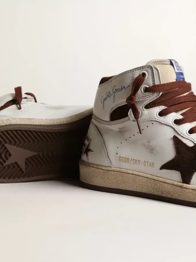 Sky-Star für Damen aus weißem Nappaleder mit schokoladenbraunem Wildlederstern Sky-Star für Damen aus weißem Nappaleder mit schokoladenbraunem Wildlederstern