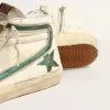 Slide aus beigem Nappaleder mit grünem laminiertem Lederstern und Blitz