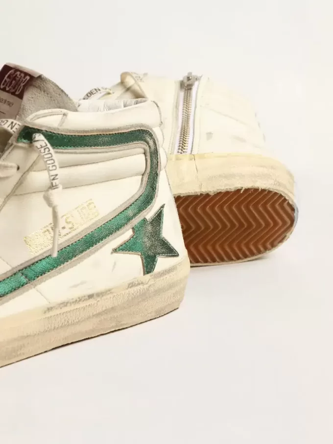 Slide aus beigem Nappaleder mit grünem laminiertem Lederstern und Blitz