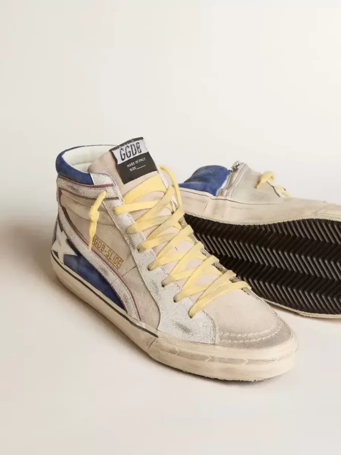 Slide aus perlfarbenem Canvas und blauem Wildleder mit weißem Lederstern und Blitz Slide aus perlfarbenem Canvas und blauem Wildleder mit weißem Lederstern und Blitz