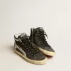 Slide aus schwarzem Wildleder mit silbernem Metallic-Lederstern und Blitz