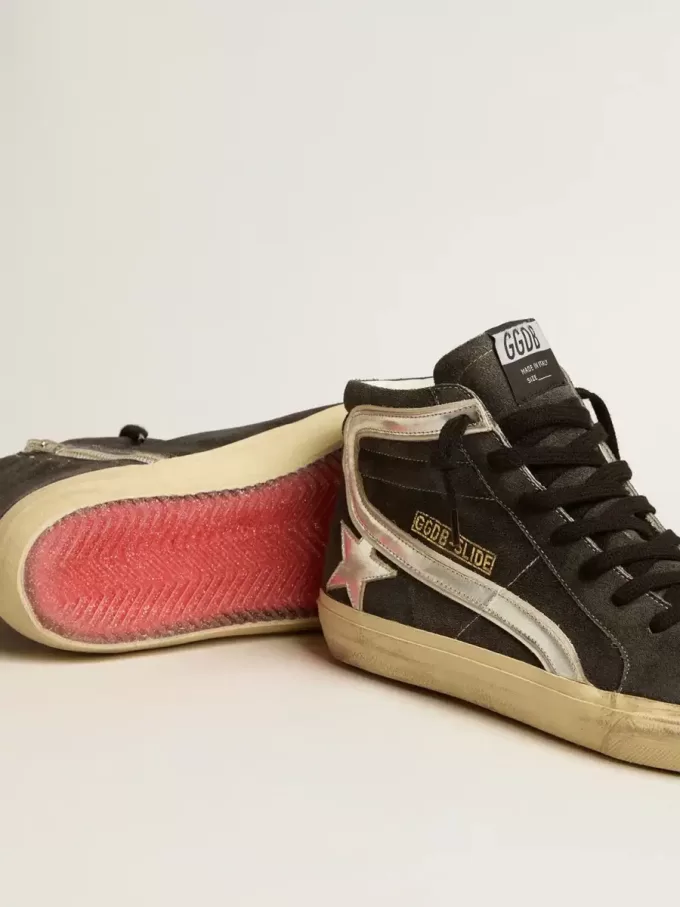 Slide aus schwarzem Wildleder mit silbernem Metallic-Lederstern und Blitz