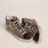 Slide für Damen mit Obermaterial aus silbernem laminiertem Leder und Nieten Slide für Damen mit Obermaterial aus silbernem laminiertem Leder und Nieten