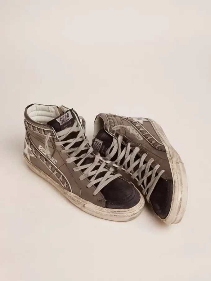 Slide für Damen mit Obermaterial aus silbernem laminiertem Leder und Nieten Slide für Damen mit Obermaterial aus silbernem laminiertem Leder und Nieten