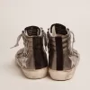 Slide für Damen mit Obermaterial aus silbernem laminiertem Leder und Nieten Slide für Damen mit Obermaterial aus silbernem laminiertem Leder und Nieten