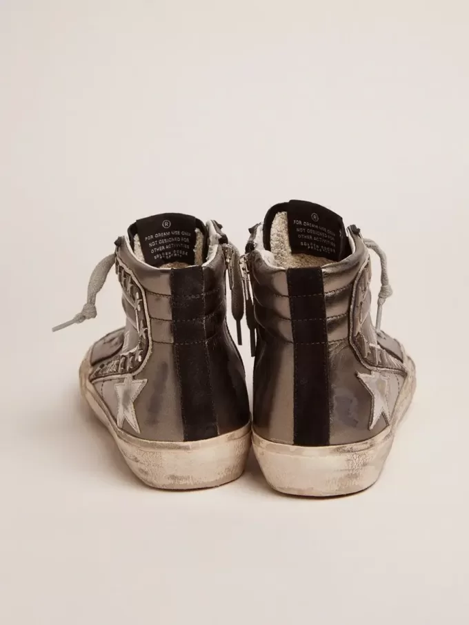 Slide für Damen mit Obermaterial aus silbernem laminiertem Leder und Nieten Slide für Damen mit Obermaterial aus silbernem laminiertem Leder und Nieten