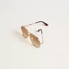 Sonnenbrille im Aviator-Stil mit roségoldfarbenem Rahmen und honigfarbenen Gläsern Sonnenbrille im Aviator-Stil mit roségoldfarbenem Rahmen und honigfarbenen Gläsern