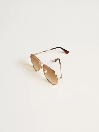 Sonnenbrille im Aviator-Stil mit roségoldfarbenem Rahmen und honigfarbenen Gläsern