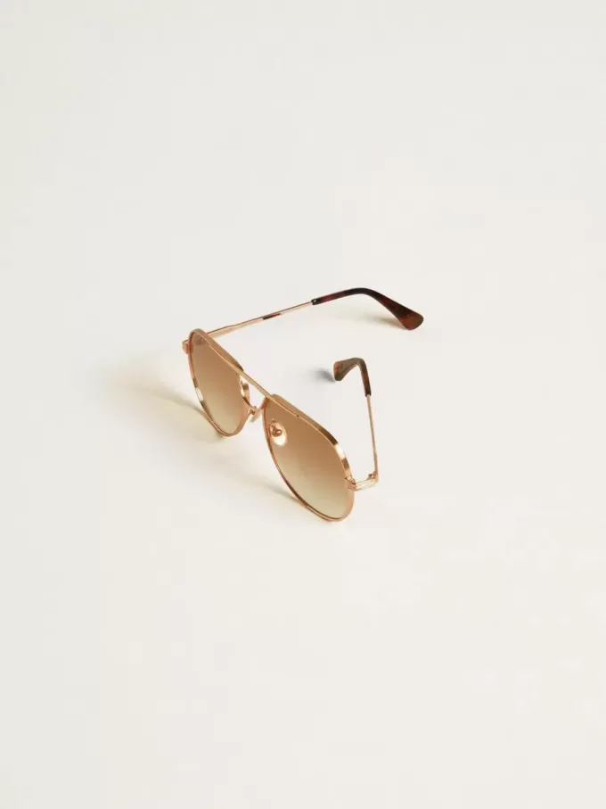 Sonnenbrille im Aviator-Stil mit roségoldfarbenem Rahmen und honigfarbenen Gläsern Sonnenbrille im Aviator-Stil mit roségoldfarbenem Rahmen und honigfarbenen Gläsern