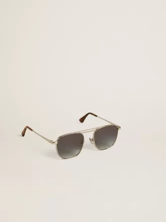 Sonnenbrille im Aviator-Stil mit silbernem Rahmen und blauen Gläsern