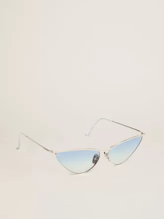 Sonnenbrille im Cat-Eye-Stil mit silbernem Rahmen und blauen Gläsern