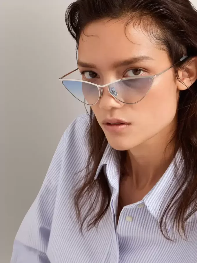 Sonnenbrille im Cat-Eye-Stil mit silbernem Rahmen und blauen Gläsern Sonnenbrille im Cat-Eye-Stil mit silbernem Rahmen und blauen Gläsern