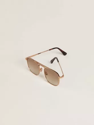 Sonnenbrille im Pilotenstil mit goldenem Rahmen und beigen Gläsern Sonnenbrille im Pilotenstil mit goldenem Rahmen und beigen Gläsern