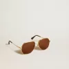 Sonnenbrille im Pilotenstil mit goldenem Rahmen und braunen Gläsern