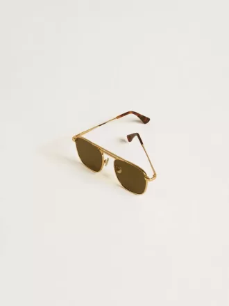 Sonnenbrille im Pilotenstil mit goldenem Rahmen und grünen Gläsern