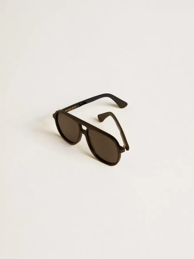 Sonnenbrille im Pilotenstil mit schwarzem Rahmen und Gläsern Sonnenbrille im Pilotenstil mit schwarzem Rahmen und Gläsern