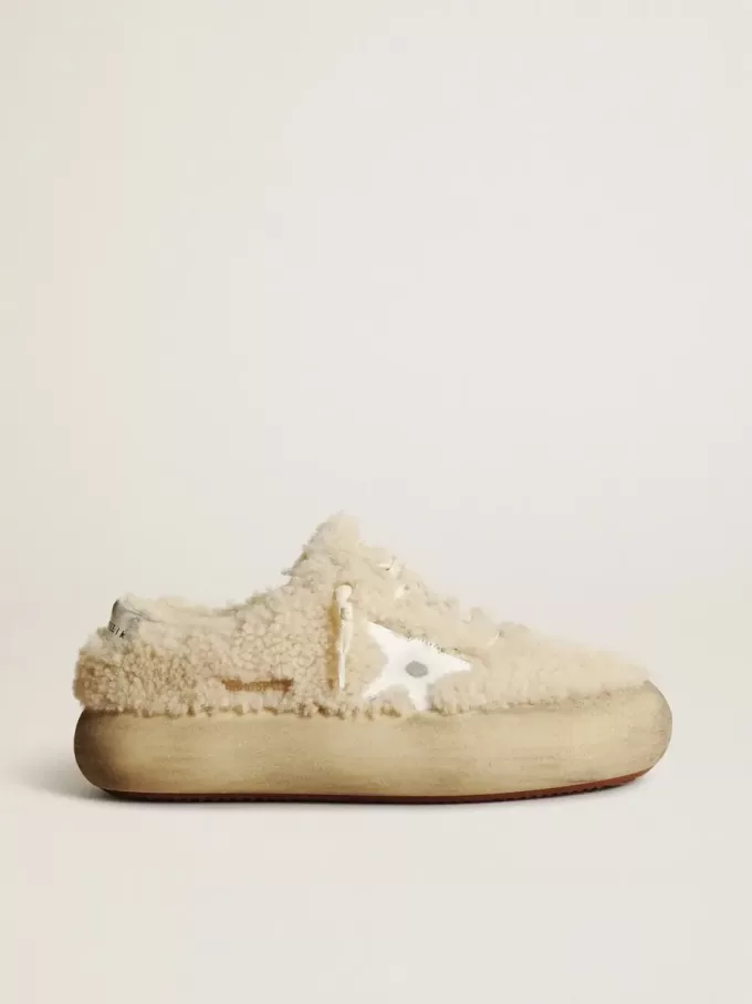 Space-Star-Damenschuhe aus beigem Lammfell mit weißem Lederstern und metallischer Lederlasche am Absatz Space-Star-Damenschuhe aus beigem Lammfell mit weißem Lederstern und metallischer Lederlasche am Absatz
