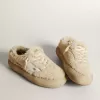 Space-Star-Damenschuhe aus beigem Lammfell mit weißem Lederstern und metallischer Lederlasche am Absatz Space-Star-Damenschuhe aus beigem Lammfell mit weißem Lederstern und metallischer Lederlasche am Absatz
