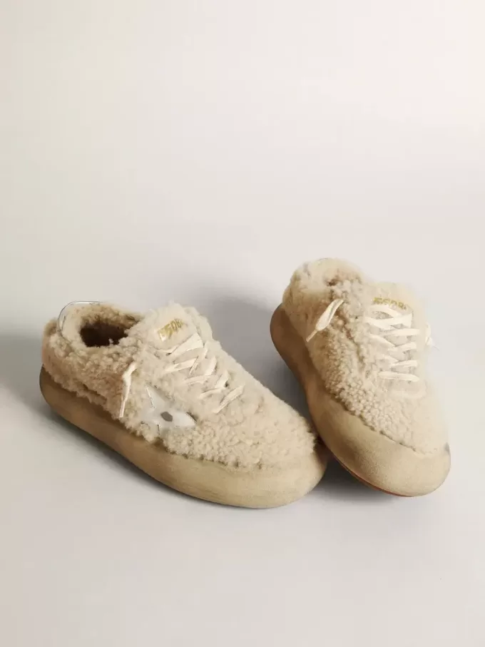Space-Star-Damenschuhe aus beigem Lammfell mit weißem Lederstern und metallischer Lederlasche am Absatz Space-Star-Damenschuhe aus beigem Lammfell mit weißem Lederstern und metallischer Lederlasche am Absatz