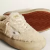 Space-Star-Damenschuhe aus beigem Lammfell mit weißem Lederstern und metallischer Lederlasche am Absatz Space-Star-Damenschuhe aus beigem Lammfell mit weißem Lederstern und metallischer Lederlasche am Absatz
