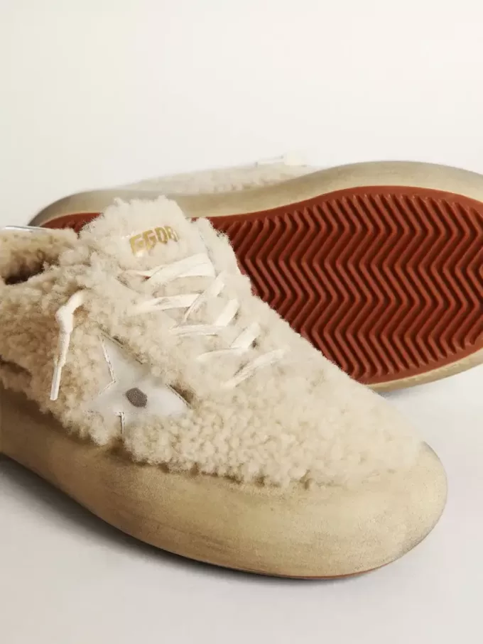 Space-Star-Damenschuhe aus beigem Lammfell mit weißem Lederstern und metallischer Lederlasche am Absatz Space-Star-Damenschuhe aus beigem Lammfell mit weißem Lederstern und metallischer Lederlasche am Absatz