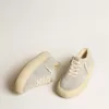 Space-Star-Damenschuhe aus eisgrauem Wildleder mit Lammfellfutter Space-Star-Damenschuhe aus eisgrauem Wildleder mit Lammfellfutter