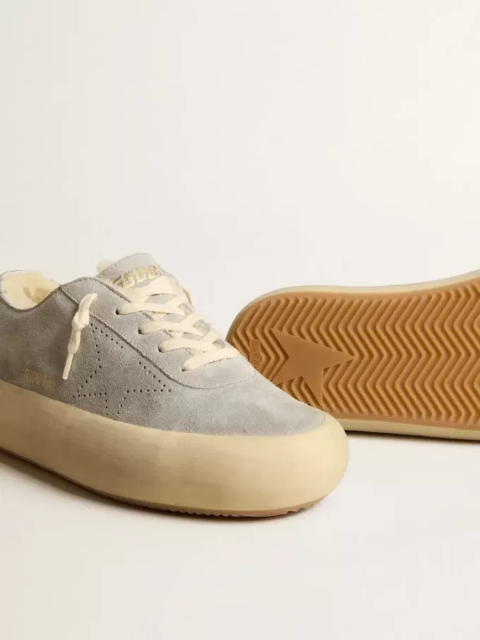Space-Star-Damenschuhe aus eisgrauem Wildleder mit Lammfellfutter Space-Star-Damenschuhe aus eisgrauem Wildleder mit Lammfellfutter