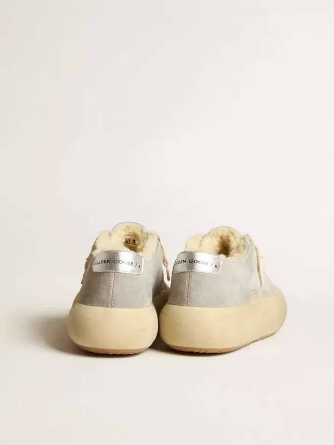 Space-Star-Damenschuhe aus eisgrauem Wildleder mit Lammfellfutter Space-Star-Damenschuhe aus eisgrauem Wildleder mit Lammfellfutter