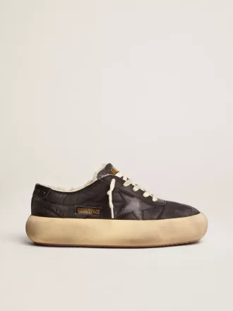 Space-Star-Herrenschuhe aus gestepptem schwarzem Nylon mit Lammfellfutter