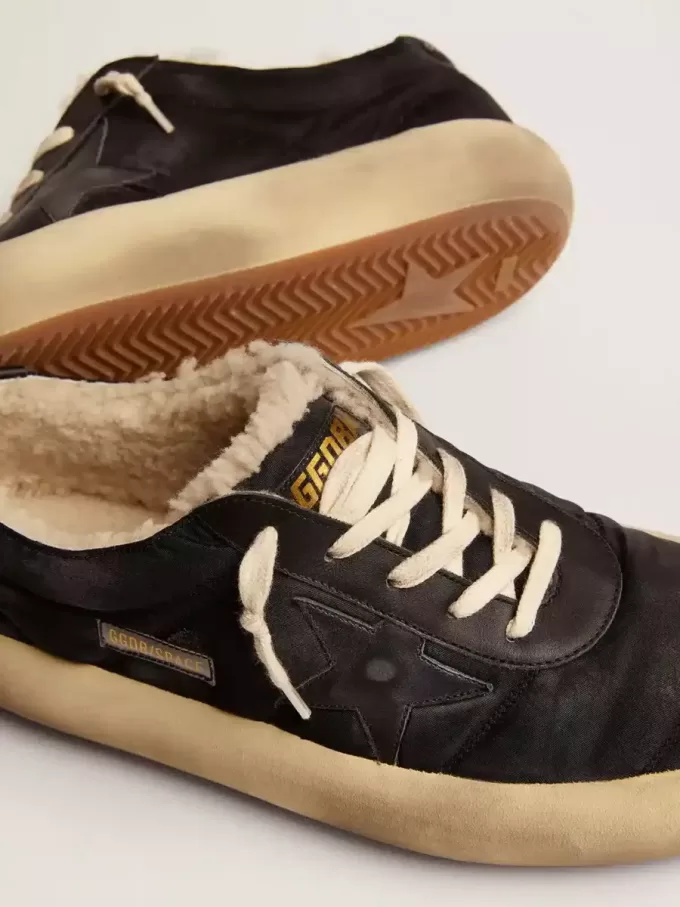 Space-Star-Herrenschuhe aus gestepptem schwarzem Nylon mit Lammfellfutter
