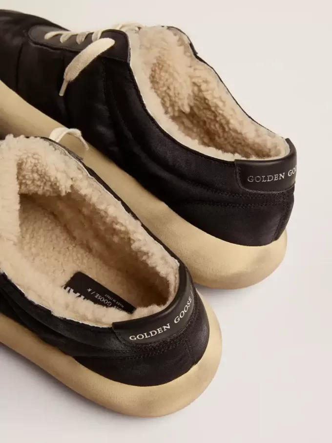 Space-Star-Herrenschuhe aus gestepptem schwarzem Nylon mit Lammfellfutter