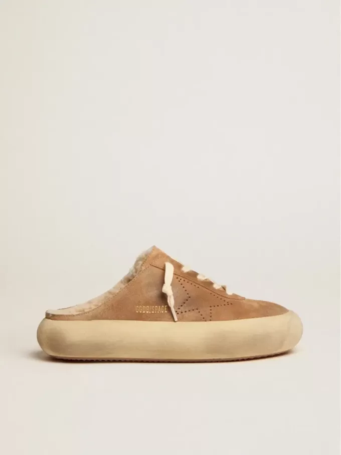 Space-Star Sabot-Schuhe für Damen aus tabakfarbenem Wildleder mit Lammfellfutter Space-Star Sabot-Schuhe für Damen aus tabakfarbenem Wildleder mit Lammfellfutter