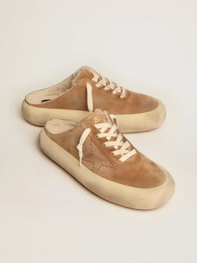 Space-Star Sabot-Schuhe für Damen aus tabakfarbenem Wildleder mit Lammfellfutter Space-Star Sabot-Schuhe für Damen aus tabakfarbenem Wildleder mit Lammfellfutter