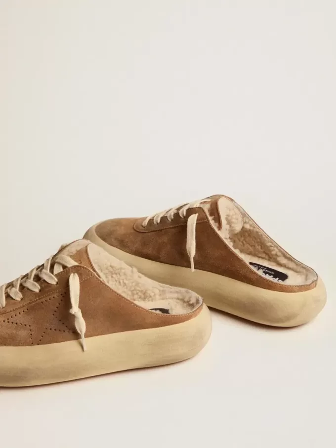 Space-Star Sabot-Schuhe für Damen aus tabakfarbenem Wildleder mit Lammfellfutter Space-Star Sabot-Schuhe für Damen aus tabakfarbenem Wildleder mit Lammfellfutter