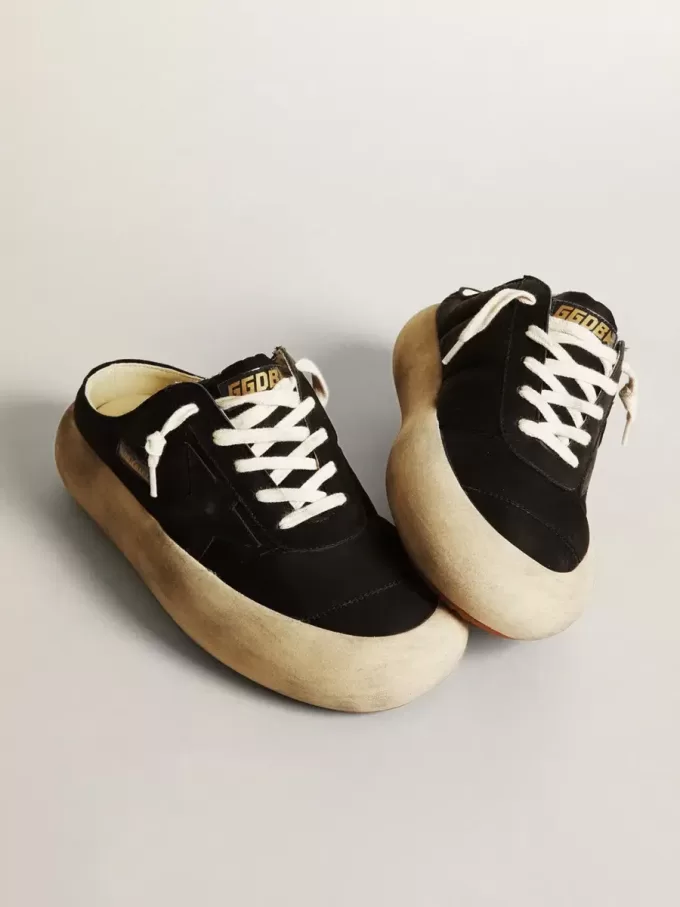 Space-Star Sabots für Damen aus schwarzem Nylon mit schwarzem Lederstern Space-Star Sabots für Damen aus schwarzem Nylon mit schwarzem Lederstern
