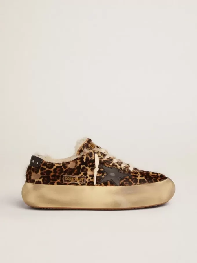 Herren-Space-Star aus Ponyfell mit Animal-Print und Lammfellfutter Herren-Space-Star aus Ponyfell mit Animal-Print und Lammfellfutter