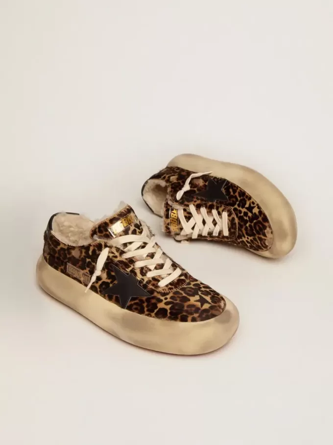 Herren-Space-Star aus Ponyfell mit Animal-Print und Lammfellfutter Herren-Space-Star aus Ponyfell mit Animal-Print und Lammfellfutter
