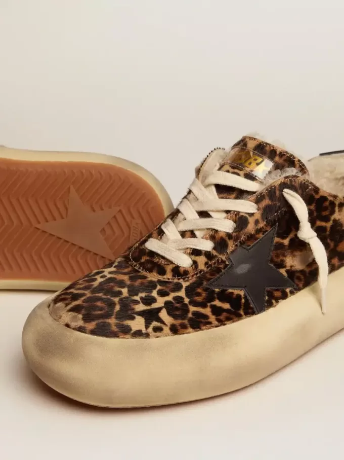 Herren-Space-Star aus Ponyfell mit Animal-Print und Lammfellfutter Herren-Space-Star aus Ponyfell mit Animal-Print und Lammfellfutter