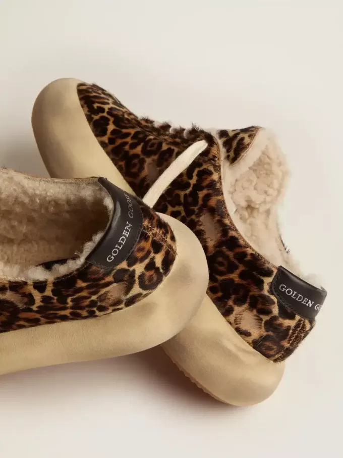 Herren-Space-Star aus Ponyfell mit Animal-Print und Lammfellfutter Herren-Space-Star aus Ponyfell mit Animal-Print und Lammfellfutter