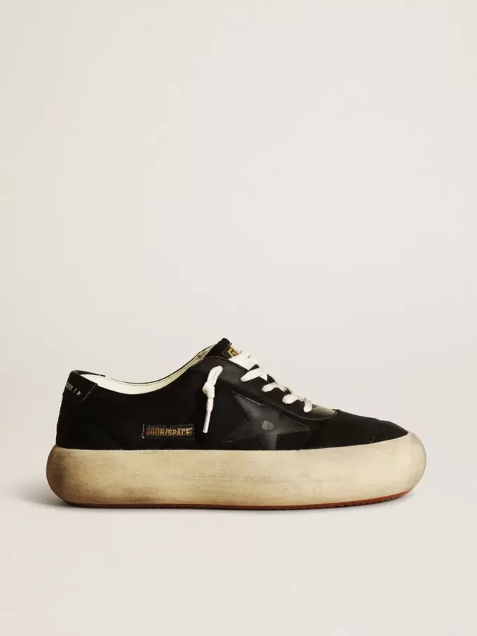 Space-Star-Schuhe aus schwarzem Nylon mit schwarzem Lederstern und Fersenlasche Space-Star-Schuhe aus schwarzem Nylon mit schwarzem Lederstern und Fersenlasche