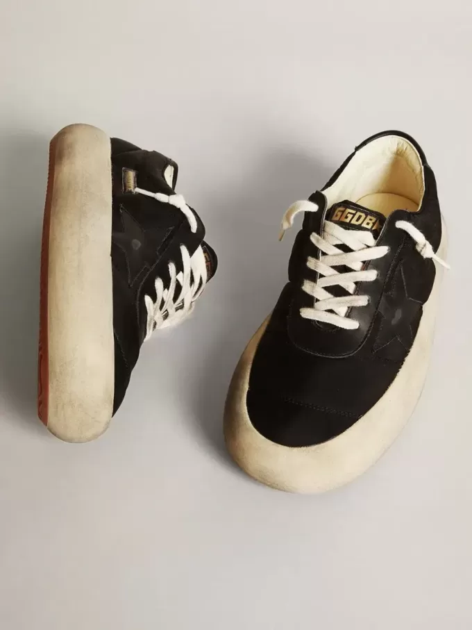 Space-Star-Schuhe aus schwarzem Nylon mit schwarzem Lederstern und Fersenlasche Space-Star-Schuhe aus schwarzem Nylon mit schwarzem Lederstern und Fersenlasche