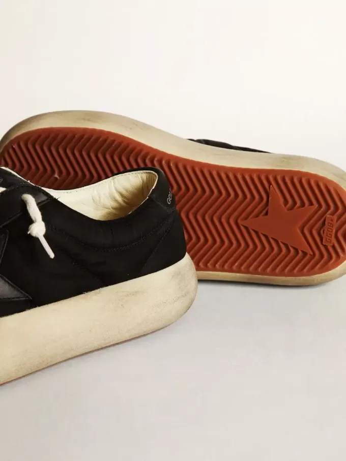 Space-Star-Schuhe aus schwarzem Nylon mit schwarzem Lederstern und Fersenlasche Space-Star-Schuhe aus schwarzem Nylon mit schwarzem Lederstern und Fersenlasche