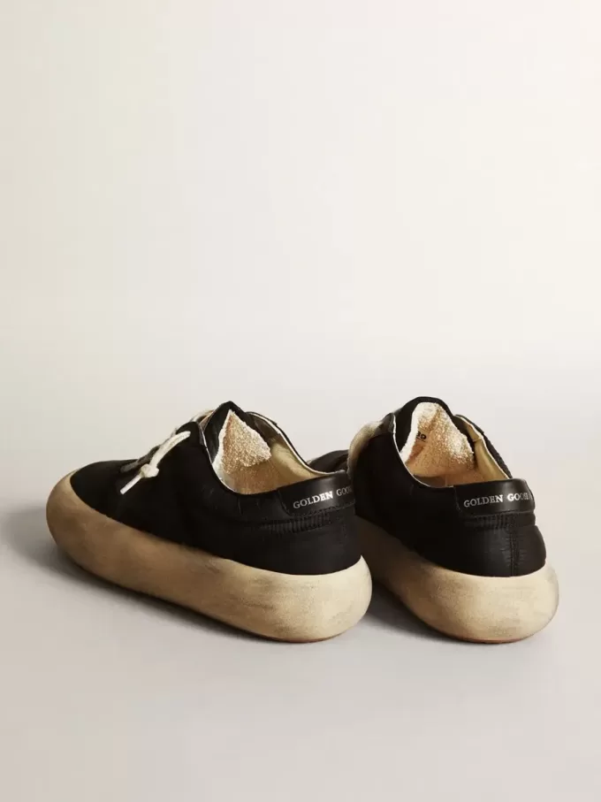 Space-Star-Schuhe aus schwarzem Nylon mit schwarzem Lederstern und Fersenlasche Space-Star-Schuhe aus schwarzem Nylon mit schwarzem Lederstern und Fersenlasche