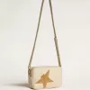 Star Bag aus butterfarbenem, gehämmertem Leder mit Swarovski-Kristallstern