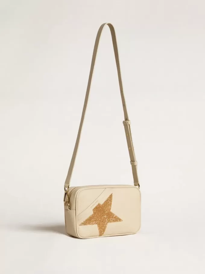 Star Bag aus butterfarbenem, gehämmertem Leder mit Swarovski-Kristallstern