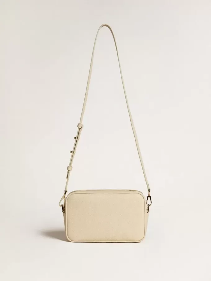 Star Bag aus butterfarbenem, gehämmertem Leder mit Swarovski-Kristallstern