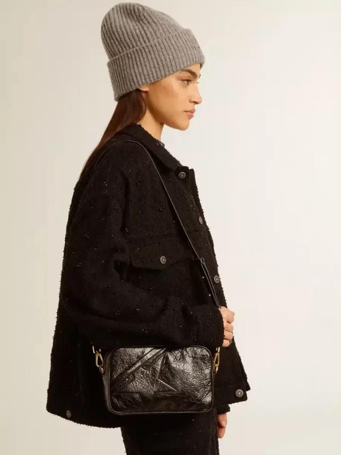 Star Bag aus glänzendem schwarzem Leder mit Ton-in-Ton-Stern